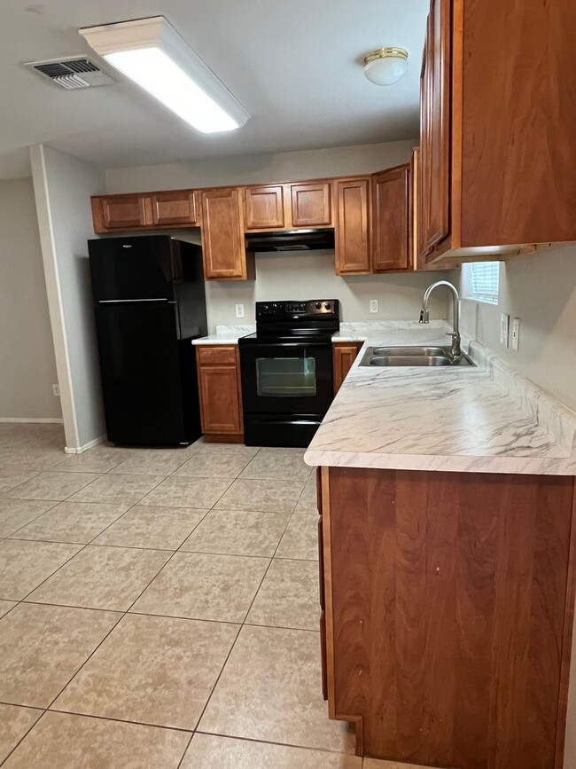 Building Photo - 2 Bedroom 1.5 Bath  Move in Ready in North...