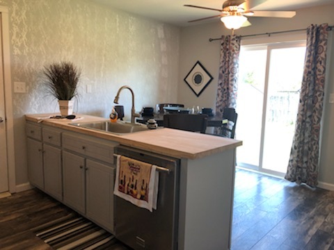 Kitchen dining area with ceiling fan - 372 Pioneer Dr