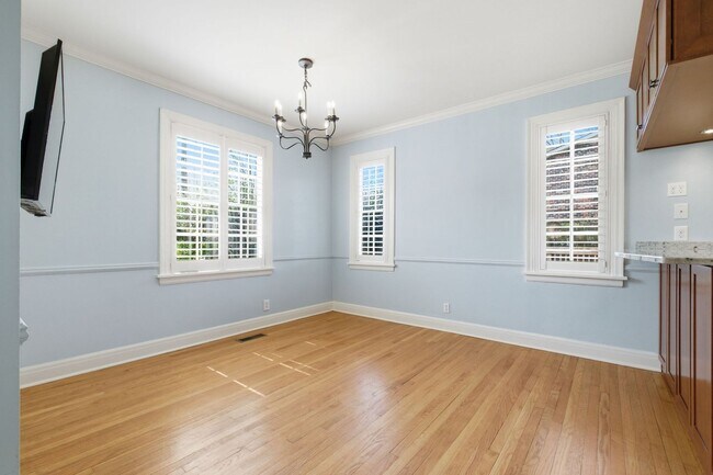 Building Photo - 5 Bedroom Home Between 12 South and Oak Hill