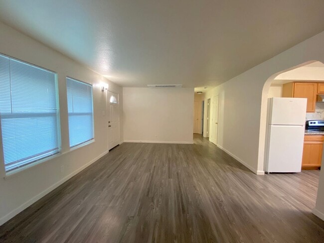 Foto del edificio - Lovely 3 Bedroom, 2 Bath House - Washer/Dryer, Dishwasher, Long Driveway, Fenced Backyard