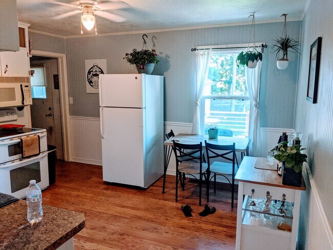 Foto del edificio - Cozy East Side Home!