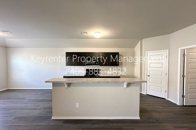 Building Photo - Gorgeous 4 Bed 2 Bath Home in Heart Of Yukon!
