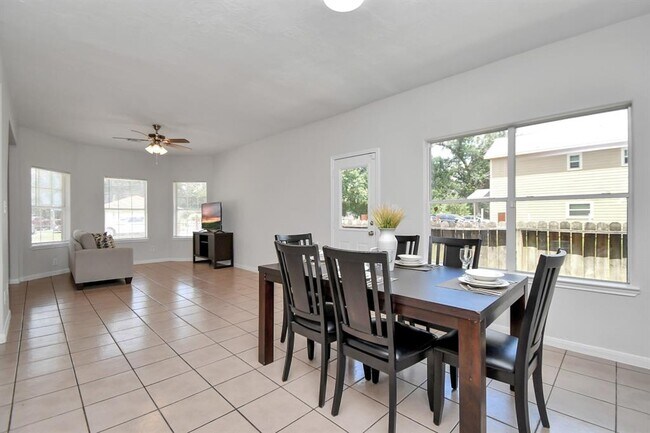 Foto del edificio - 8102 Rhobell St