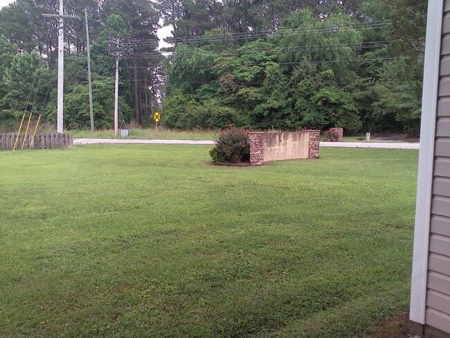 Building Photo - 2 Bedroom, 1 Bath Downstairs Apartment