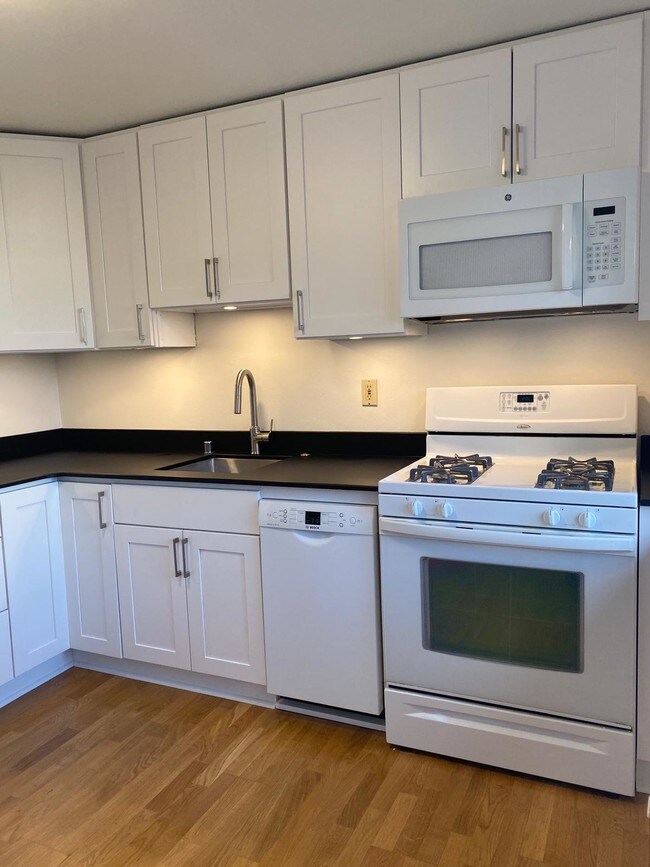 Kitchen - 2731 Franklin Ave E