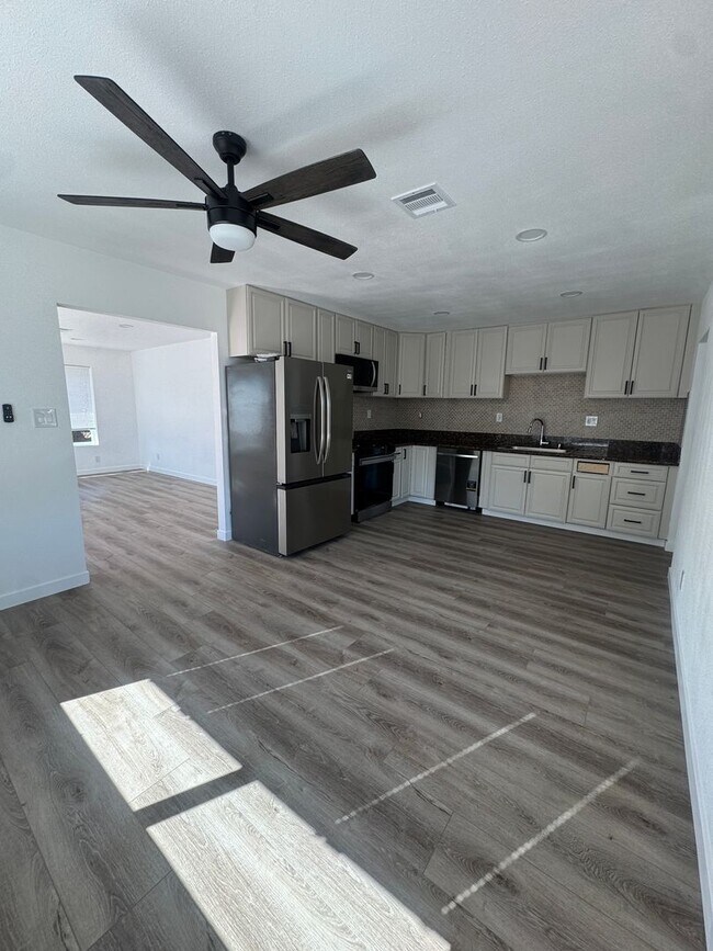 Building Photo - Fully remodeled