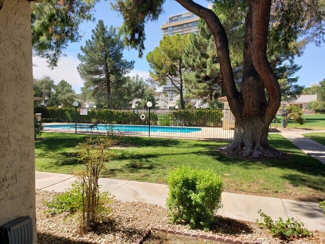 Foto del edificio - 3141 Pinehurst Dr