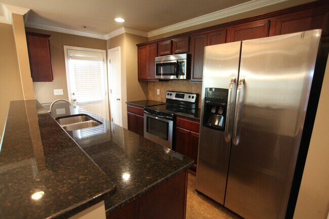 Building Photo - Beautiful Home in Auburn Available in June!