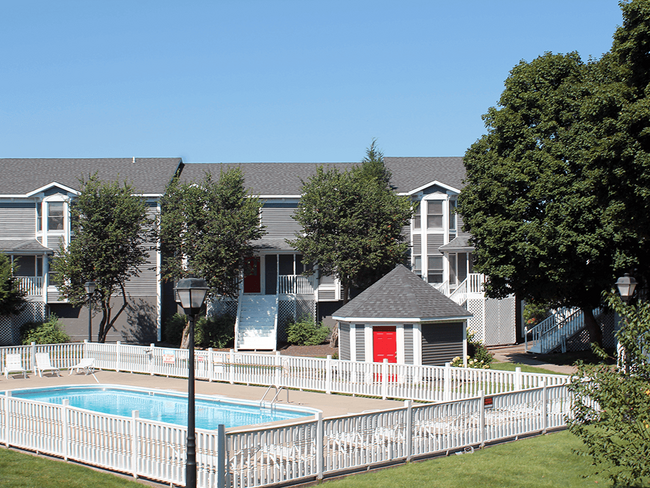 Sparkling Swimming Pool! - Rosemoore