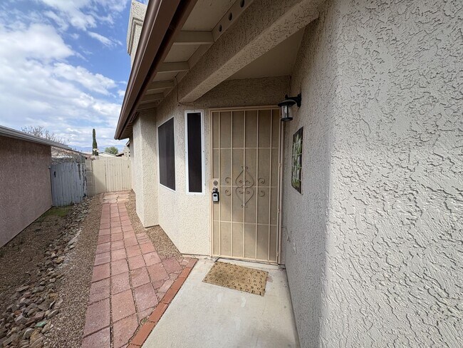 Building Photo - Great eastside location four bedrooms