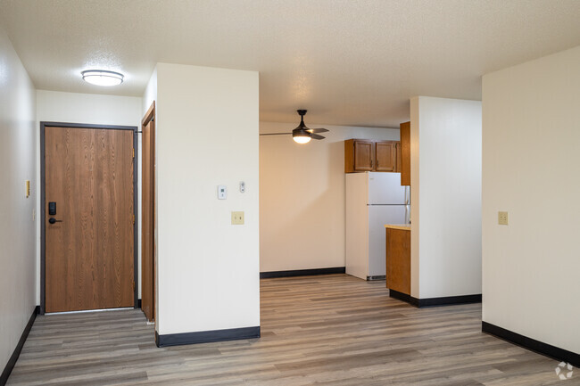 2BR, 1BA - 915SF - Dining Room/Kitchen - Bentwood Manor Apartments