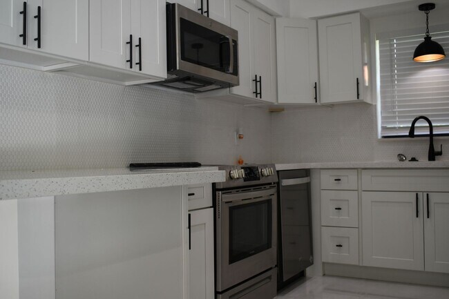 Building Photo - Beautiful home in quiet neighborhood