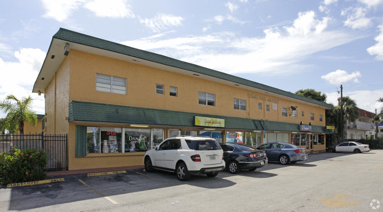Primary Photo - Emerald Plaza Apartments