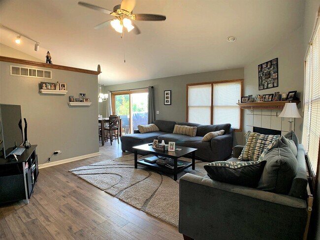 Building Photo - 402 River Bluff Dr