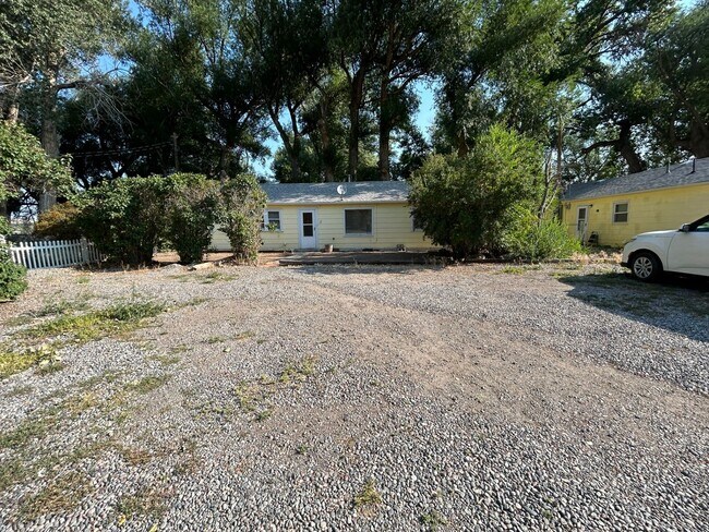 Foto del edificio - Large 2 Bed 1 Bath House with Fenced Yard and Washer Dryer Hookups