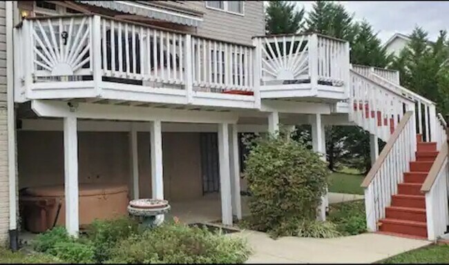 Building Photo - 1706 Poling Ave