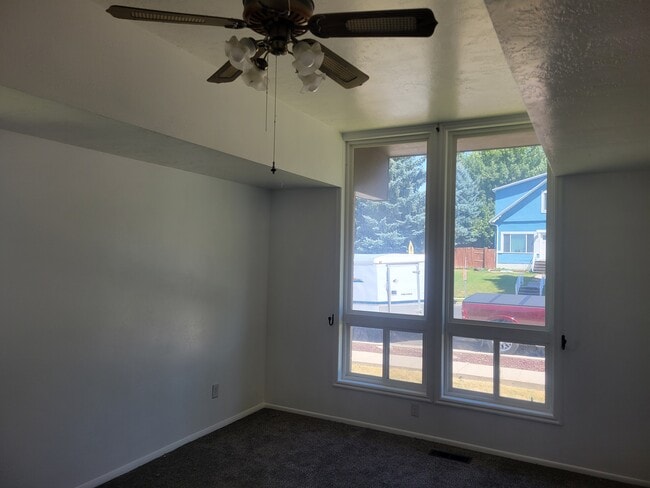 LR with vaulted cealing - 461 E 2650 N