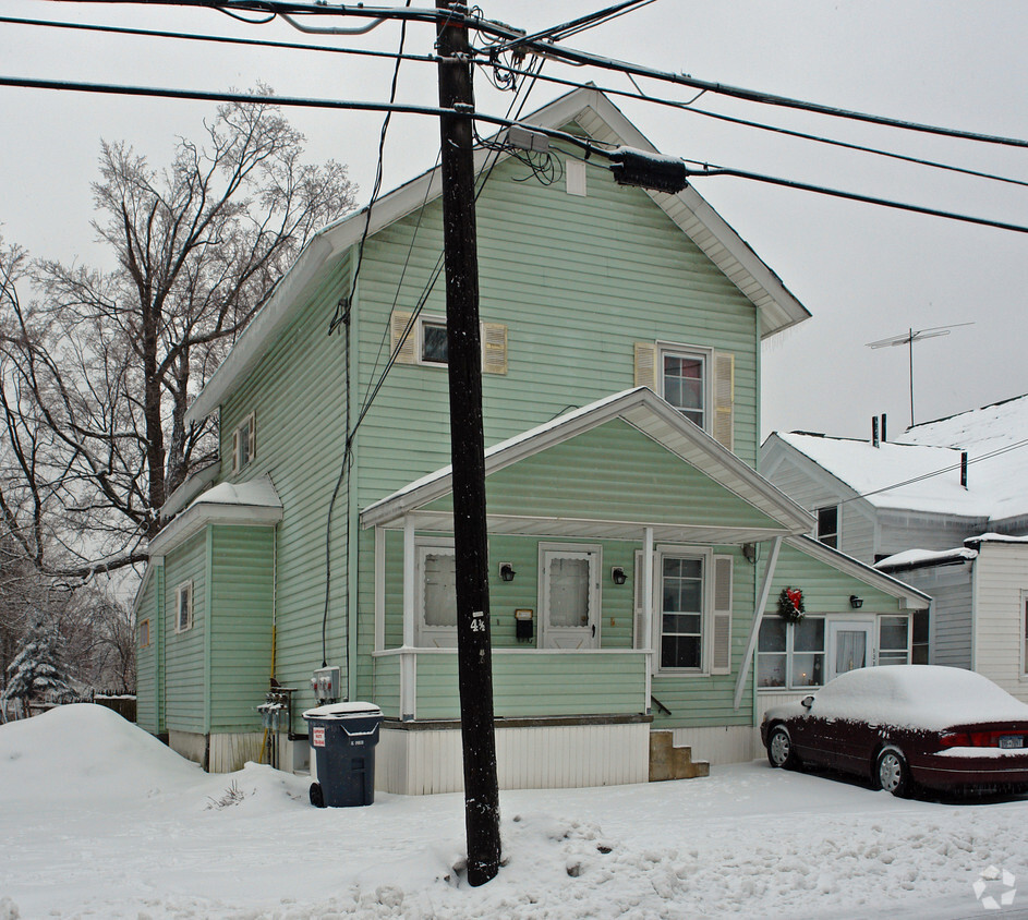 Building Photo - 133 Maple St