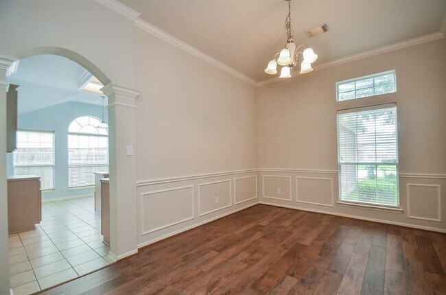 Building Photo - 407 Pinewood Ridge Dr