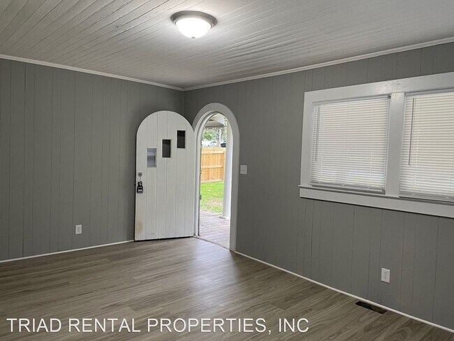 Building Photo - 4 br, 1.5 bath House - 619 E. SALISBURY ST.
