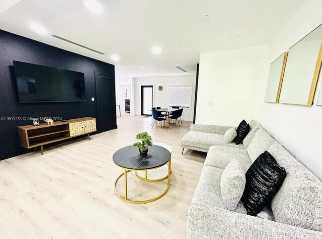 Foto del edificio - 2723 SW 13th St