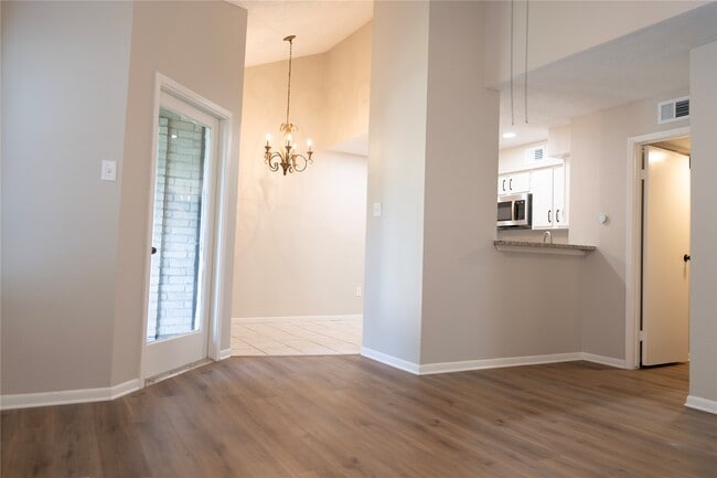 Building Photo - 2021 Spenwick Dr