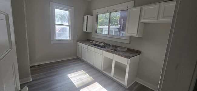 Building Photo - 915 W Main St