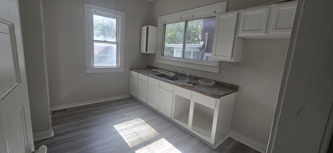 Foto del edificio - 915 W Main St