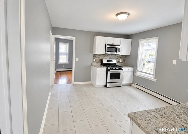 Building Photo - 807 Brewster St
