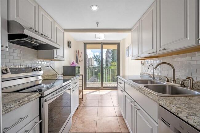 Foto del edificio - 290 174th St St