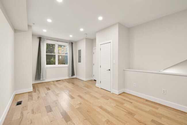 Building Photo - 614 I St NE