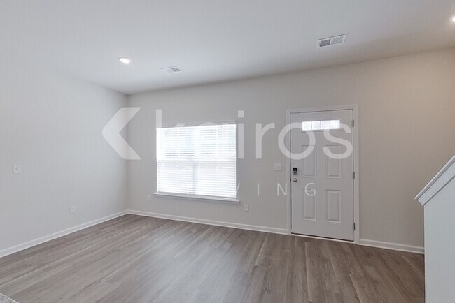 Building Photo - 2561 Banyan Cir