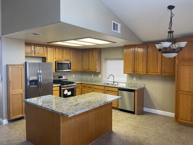 Foto del edificio - 1 story home, 4brs, 2bath, 2cg