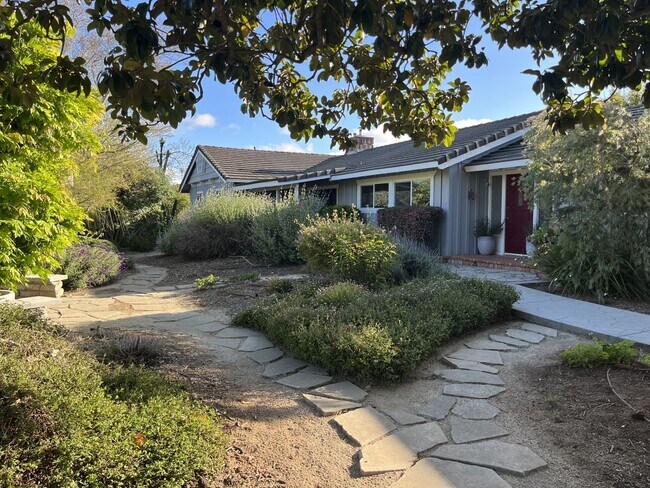 Foto del edificio - Beautiful 3-bedroom, 2.5-bath country-styl...