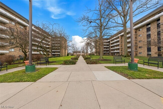 Building Photo - 2202 Acacia Park Dr