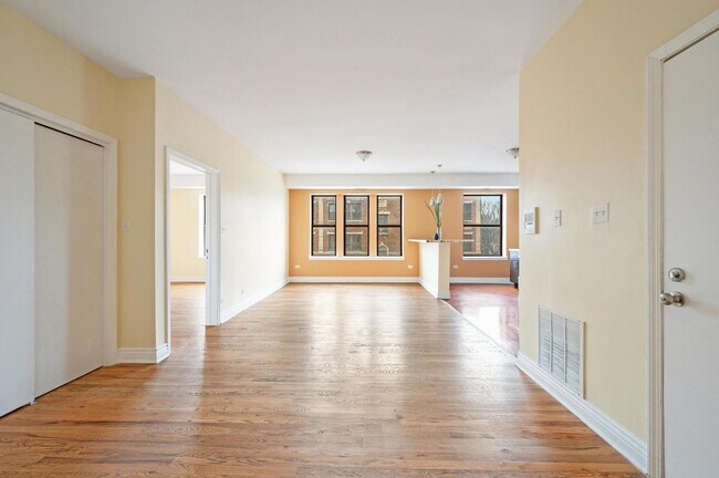 Building Photo - 657 E 79th St
