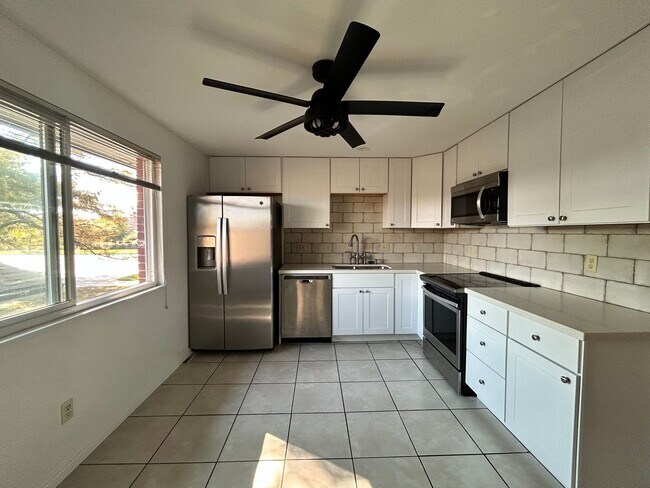 Foto del edificio - Spacious 2Br/1.5Ba End-Unit Townhome with Carport & Extra Storage