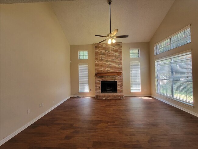 Foto del edificio - 912 Haverstraw Pl