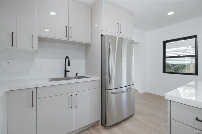 Foto del edificio - 8143 Hazeltine Ave