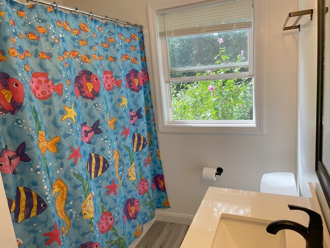 Baño completo en la planta baja - 183 Hunt Ave
