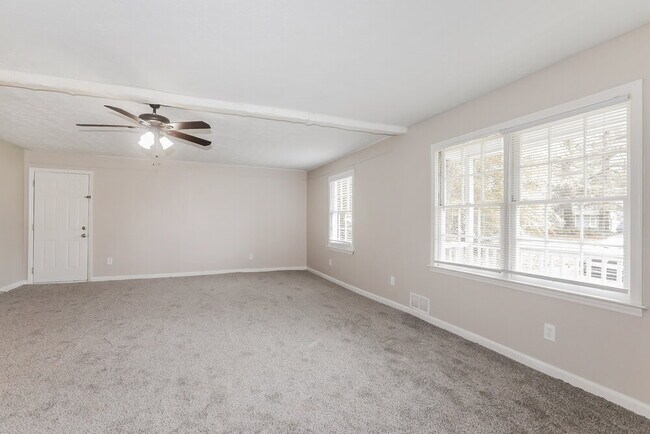 Building Photo - 583 Lakeridge Cir SE
