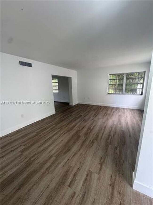 Foto del edificio - 3240 SW 22nd Terrace