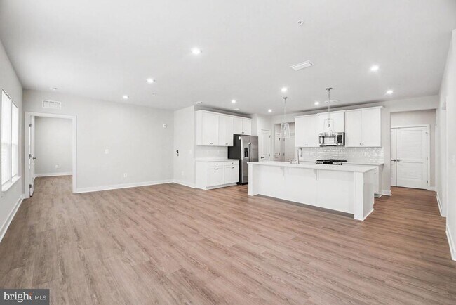 Foto del edificio - 1601 Potomac Shores Pkwy