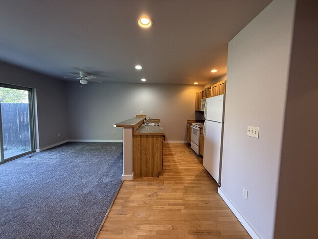 Foto del edificio - 3 Bed Townhome with awesome fenced yard!