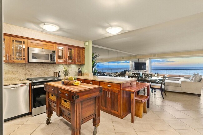 Foto del edificio - Hale Kaimana Breeze: 3BR Oceanfront Stay w/ Stunning Views & Beach Access