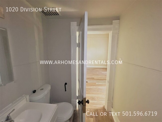 Building Photo - 1020 Division St