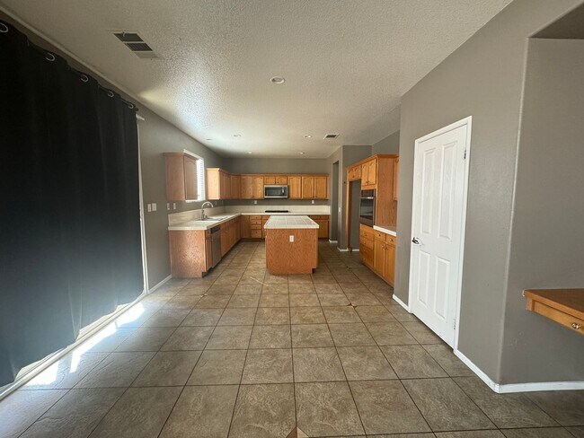 Building Photo - Beautiful Home in the Heart of Perris