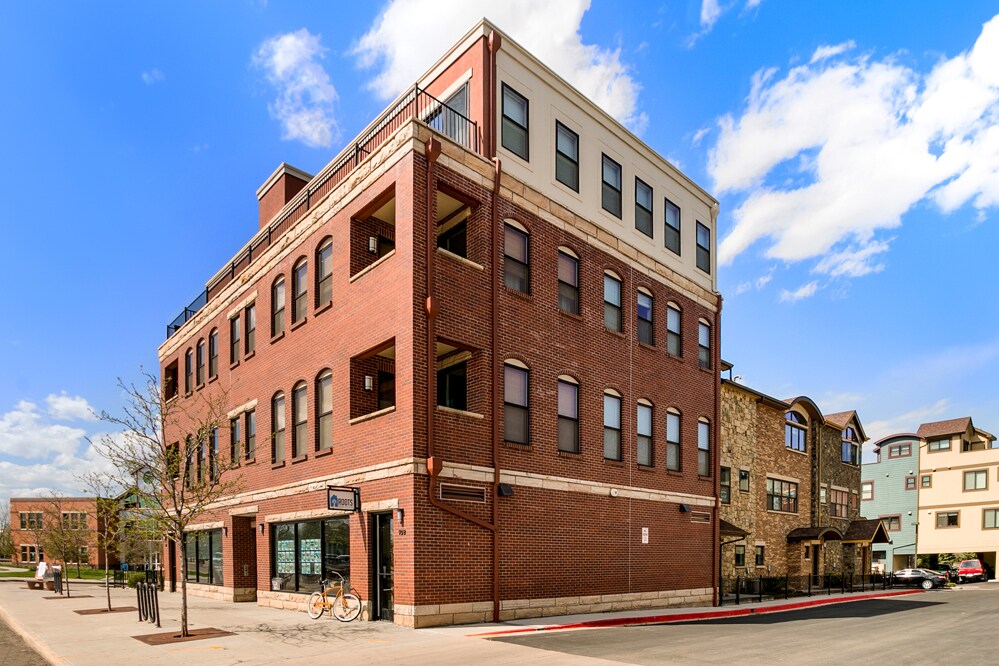Primary Photo - 220 Willow St