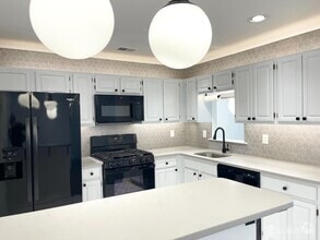 Building Photo - 162 Vasser Dr