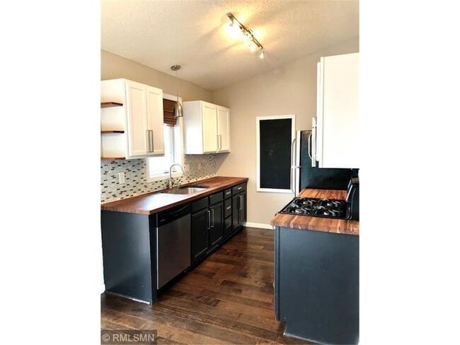 Building Photo - 2051 Brittany Ct